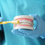 Całościowe leczenie dentystyczne – znajdź trasę do zdrowego i atrakcyjnego uśmiechów.